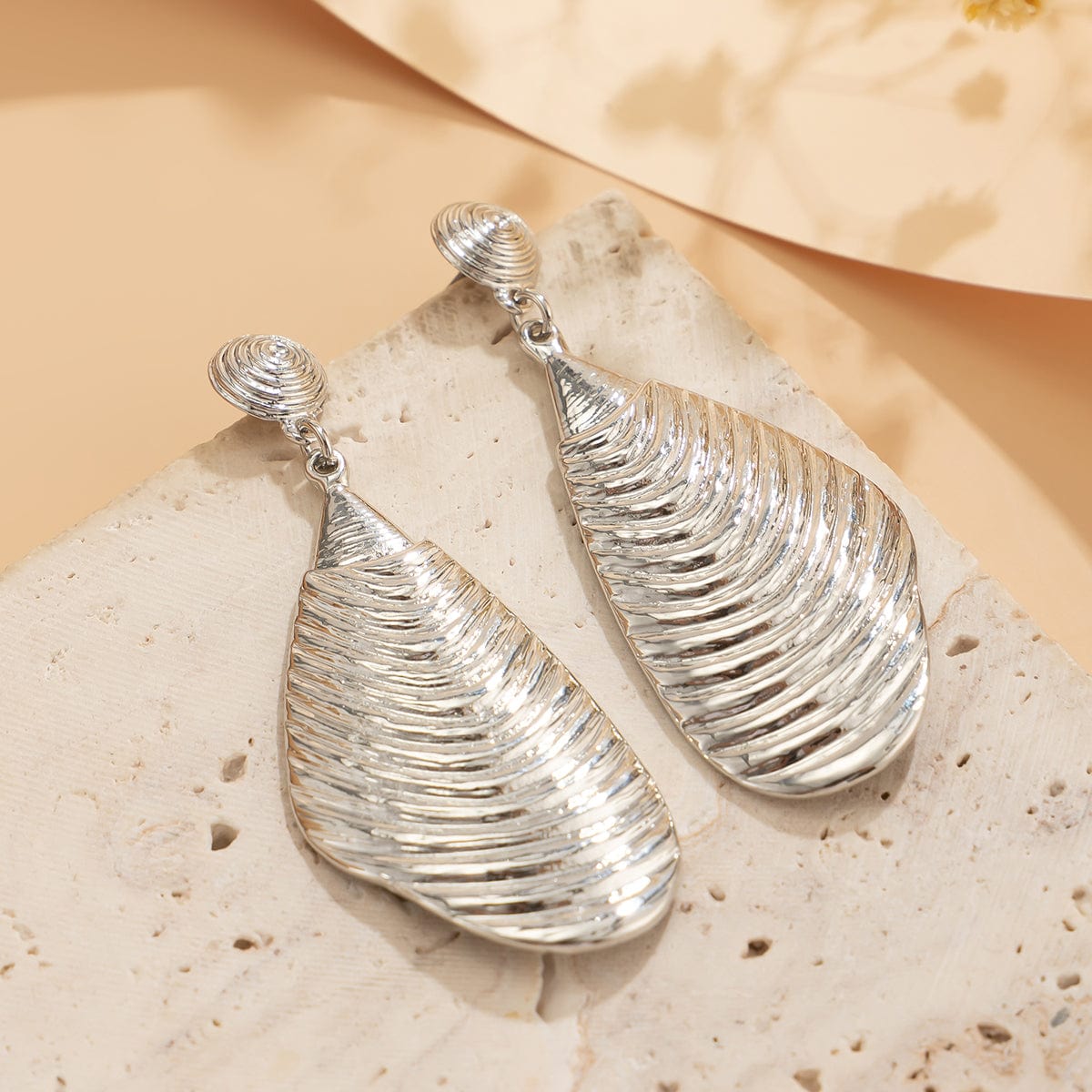 Abstract Chunky Dangling Conch Pattern Earrings