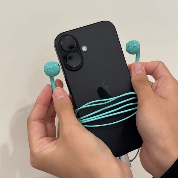 Authentic Korean AEAE Polka Dot Wired USB - C Earphones - ArtGalleryZen