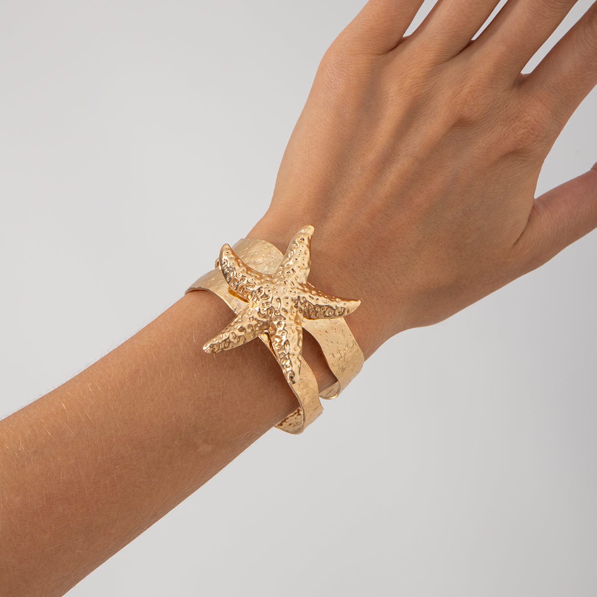 Bohemia Chunky Starfish Hollow Bangle Bracelet - ArtGalleryZen