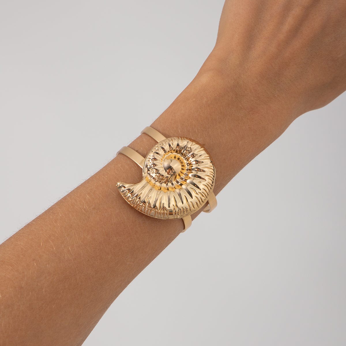 Boho Chunky Conch Hollow Bangle Bracelet - ArtGalleryZen