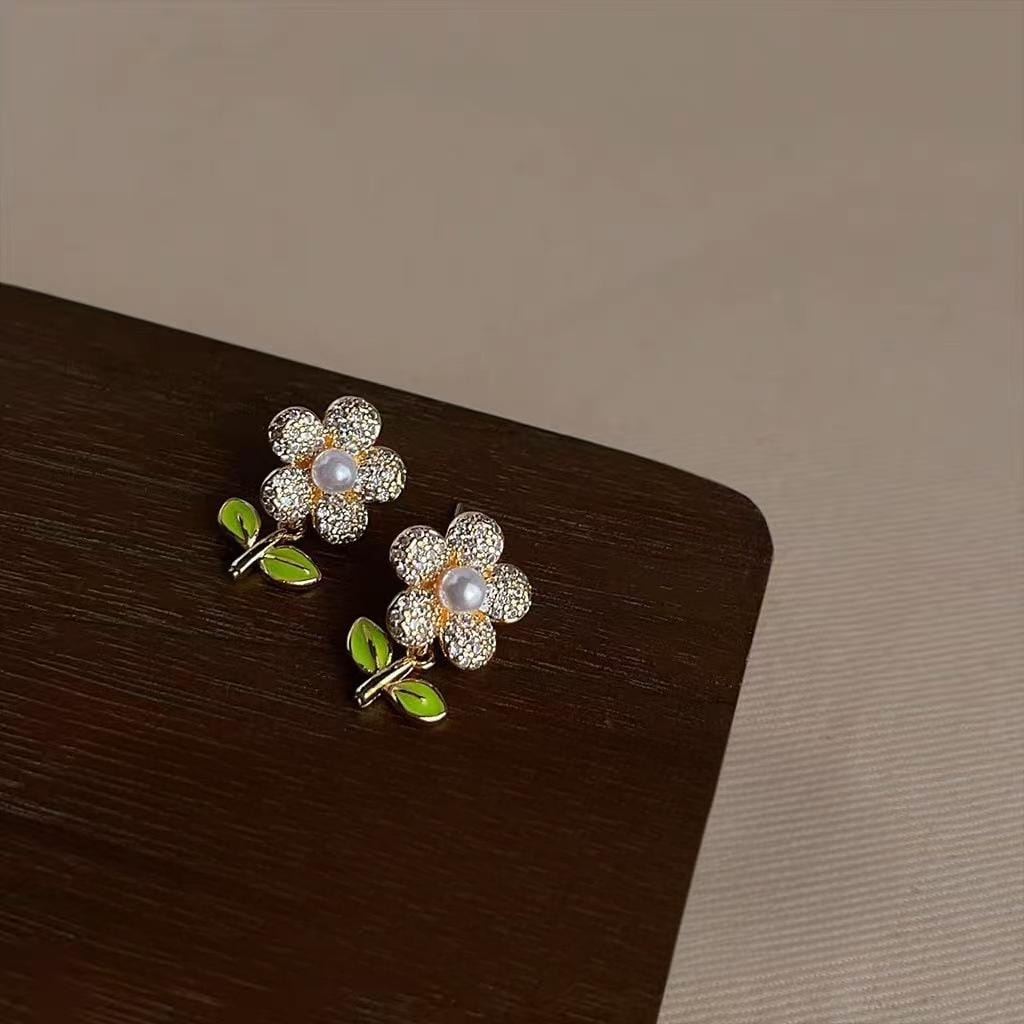 Charming Pearl Inlaid CZ Flower Earrings