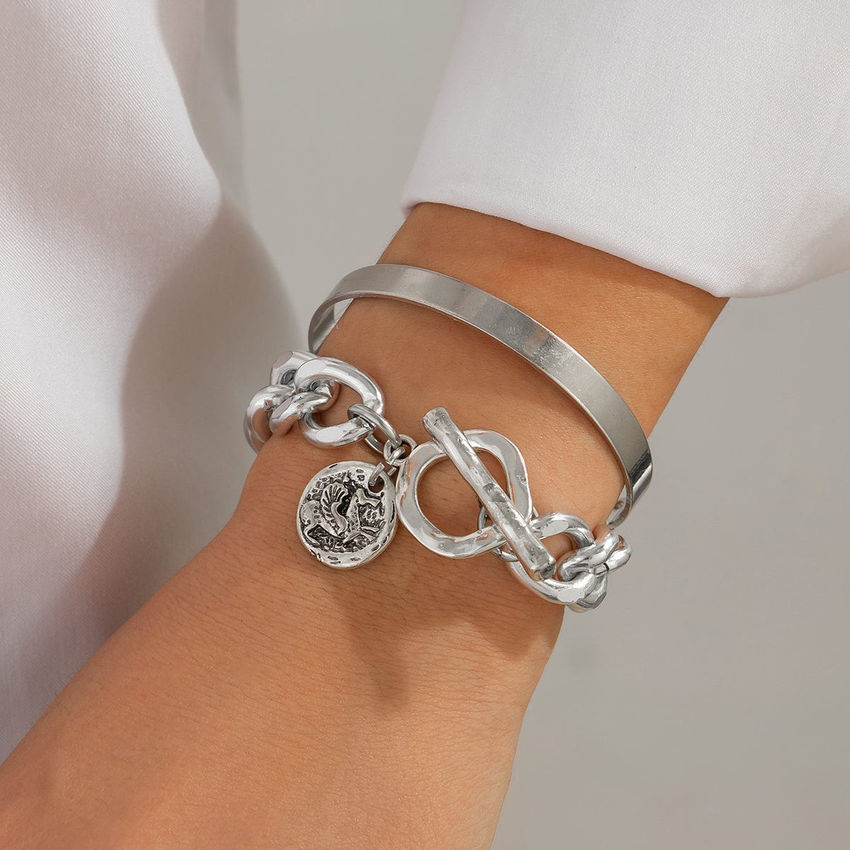 Chic 2pcs Silver Tone Toggle Clasp Relief Round Disk Charm Bracelet Set