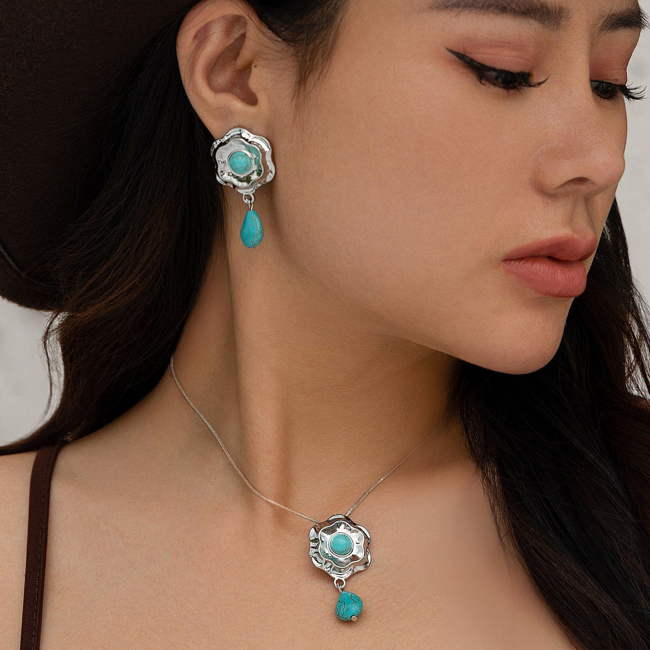 Chic Abstract Flower Turquoise Pendant Necklace Earrings Set