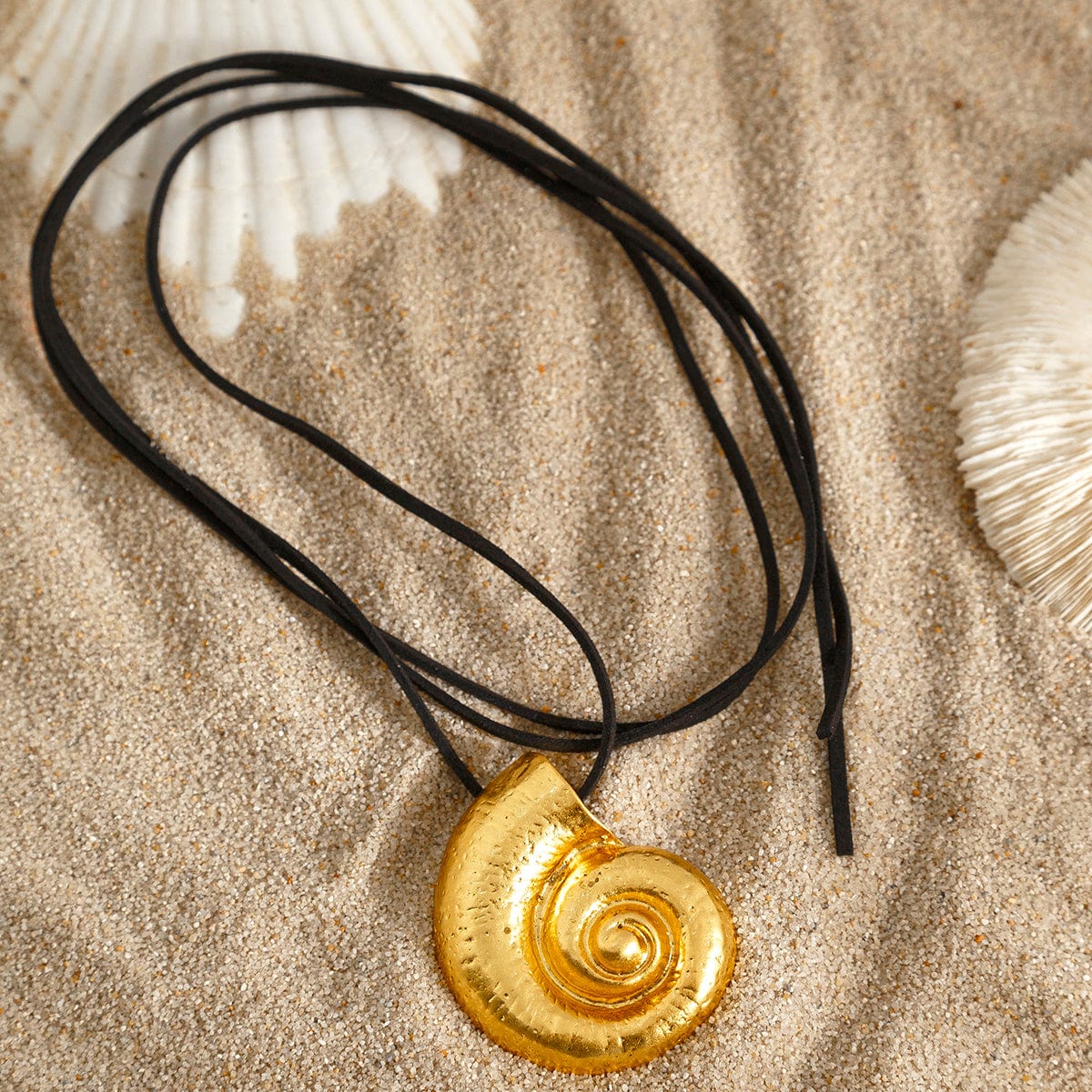 Chic Metallic Conch Pendant Velvet Necklace