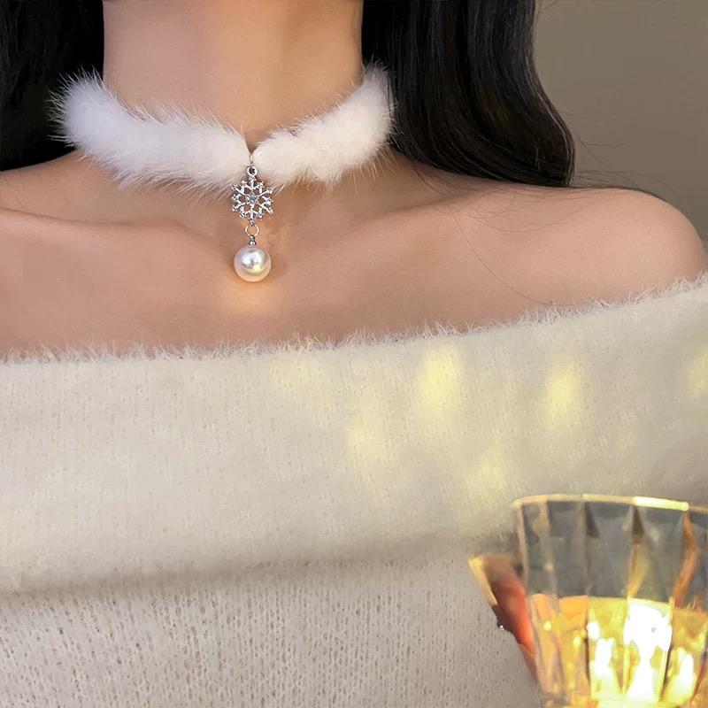 Chic Rhinestone Inlaid Snowflake Pearl Pendant Plush Chain Choker Necklace - ArtGalleryZen