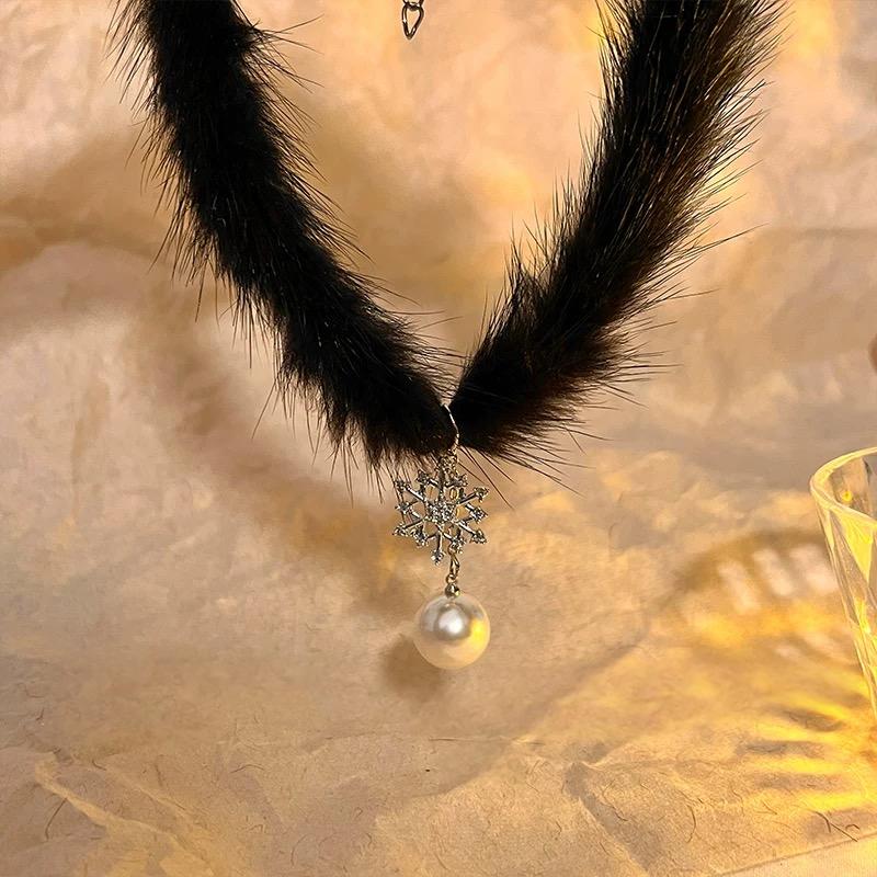 Chic Rhinestone Inlaid Snowflake Pearl Pendant Plush Chain Choker Necklace - ArtGalleryZen