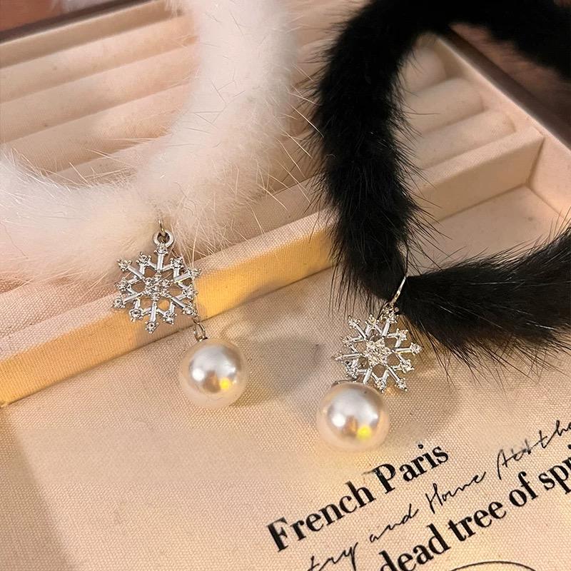 Chic Rhinestone Inlaid Snowflake Pearl Pendant Plush Chain Choker Necklace - ArtGalleryZen