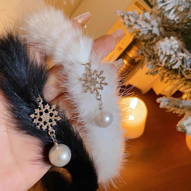 Chic Rhinestone Inlaid Snowflake Pearl Pendant Plush Chain Choker Necklace - ArtGalleryZen