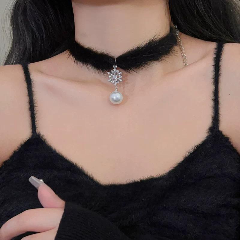 Chic Rhinestone Inlaid Snowflake Pearl Pendant Plush Chain Choker Necklace - ArtGalleryZen