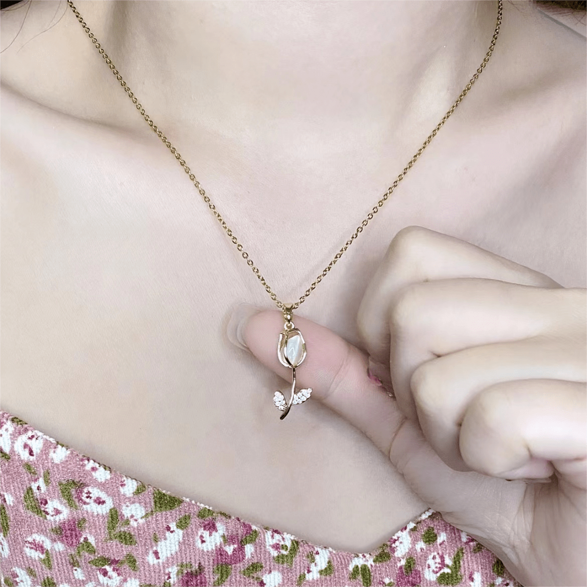 Dainty Rhinestone Inlaid Crystal Tulip Pendant Necklace