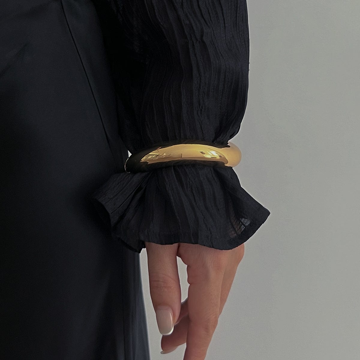 Elegant Gold Silver Tone Curved Bangle Bracelet - ArtGalleryZen