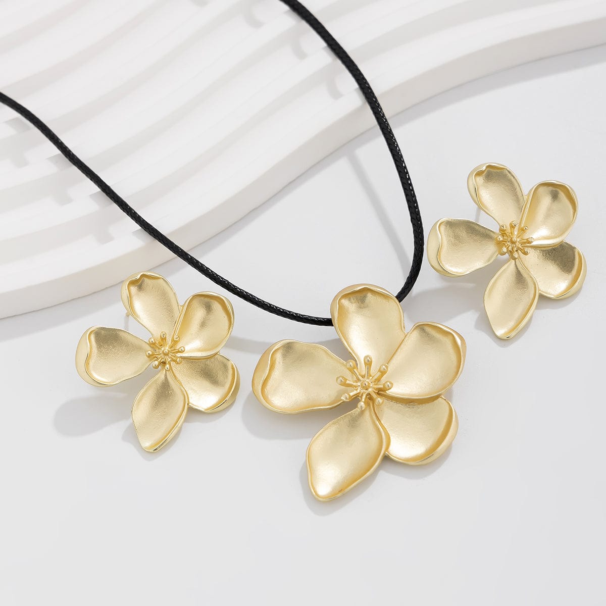 Elegant Metallic Flower Pendant Wax Cord String Necklace Earrings Set