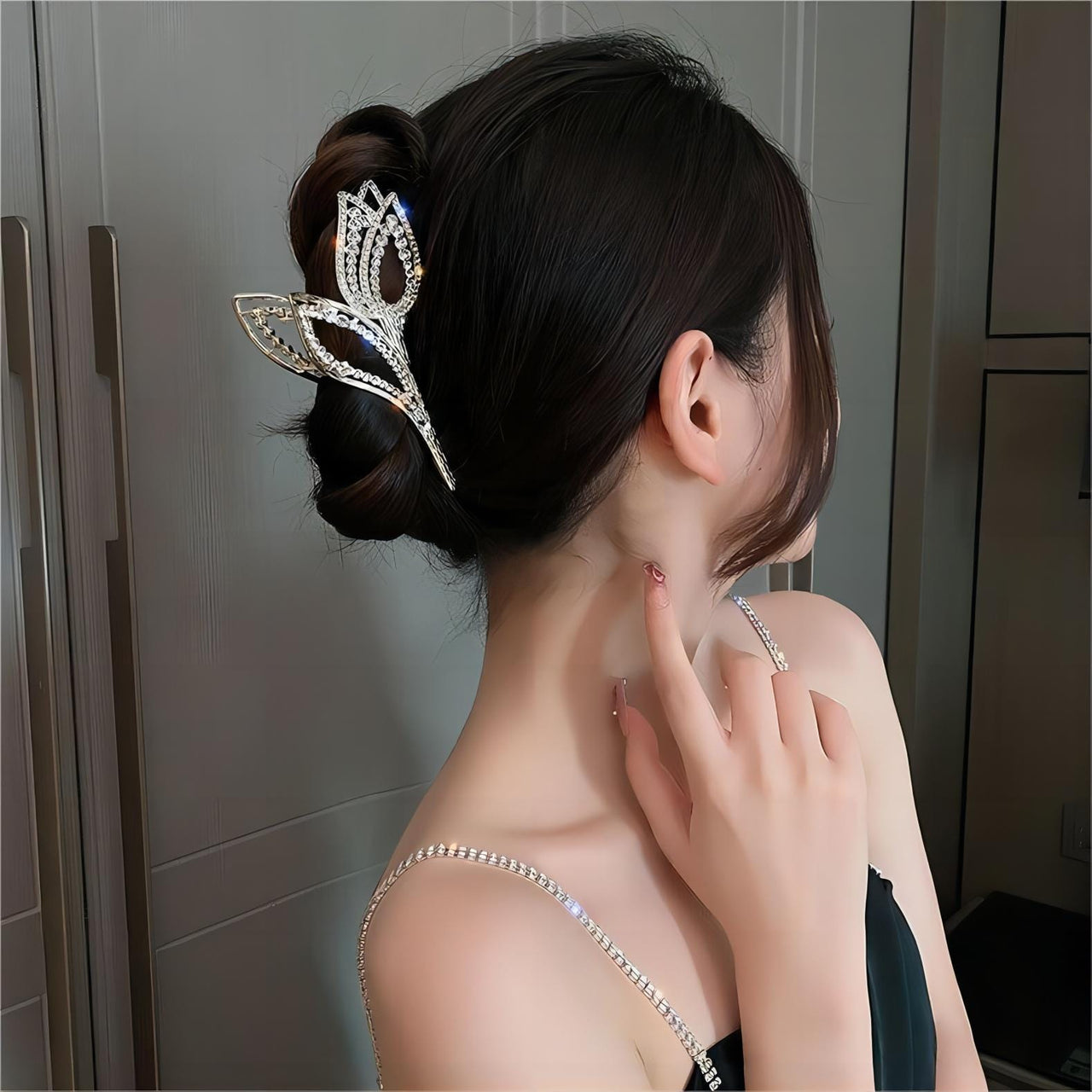 Geometric Crystal Pearl Inlaid Tulip Chignon Claw Clip Hair Clip - ArtGalleryZen