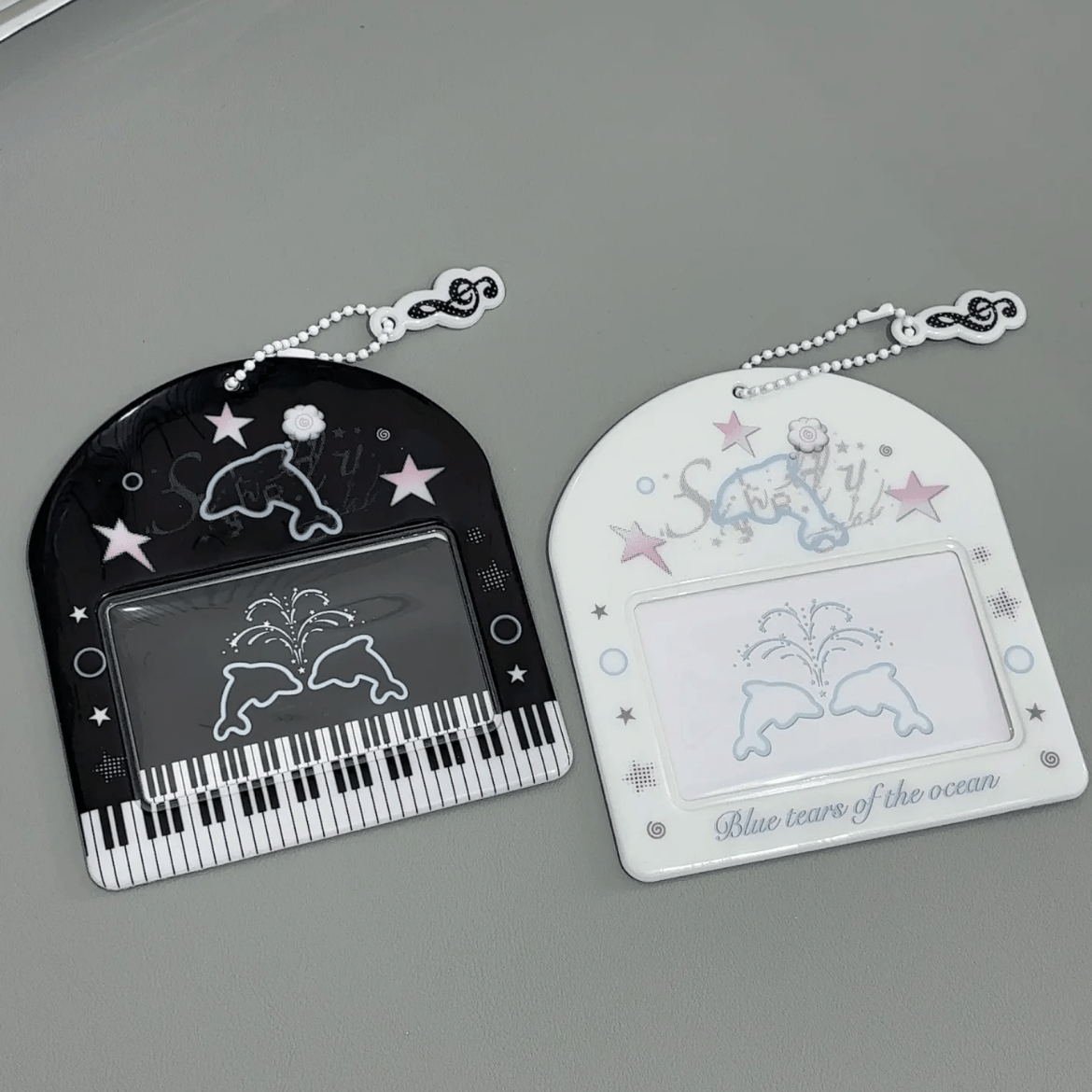 Horizontal Black White Piano Melody Heart Kpop Keychain Photocard Holder - ArtGalleryZen