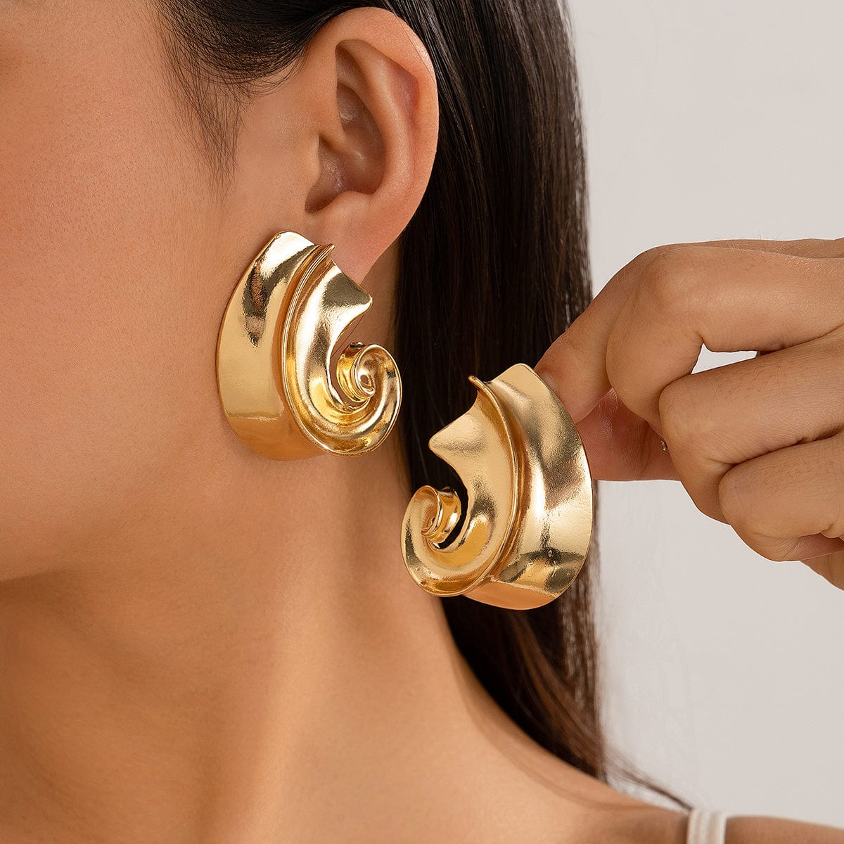 Metallic Chunky Conch Shaped Stud Earrings