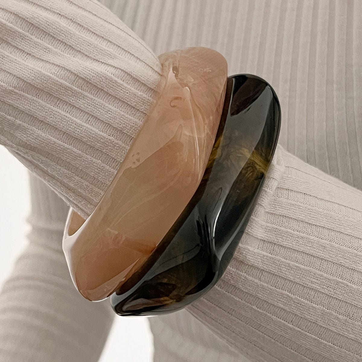 Retro Irregular Gradient Resin Bangle Bracelet