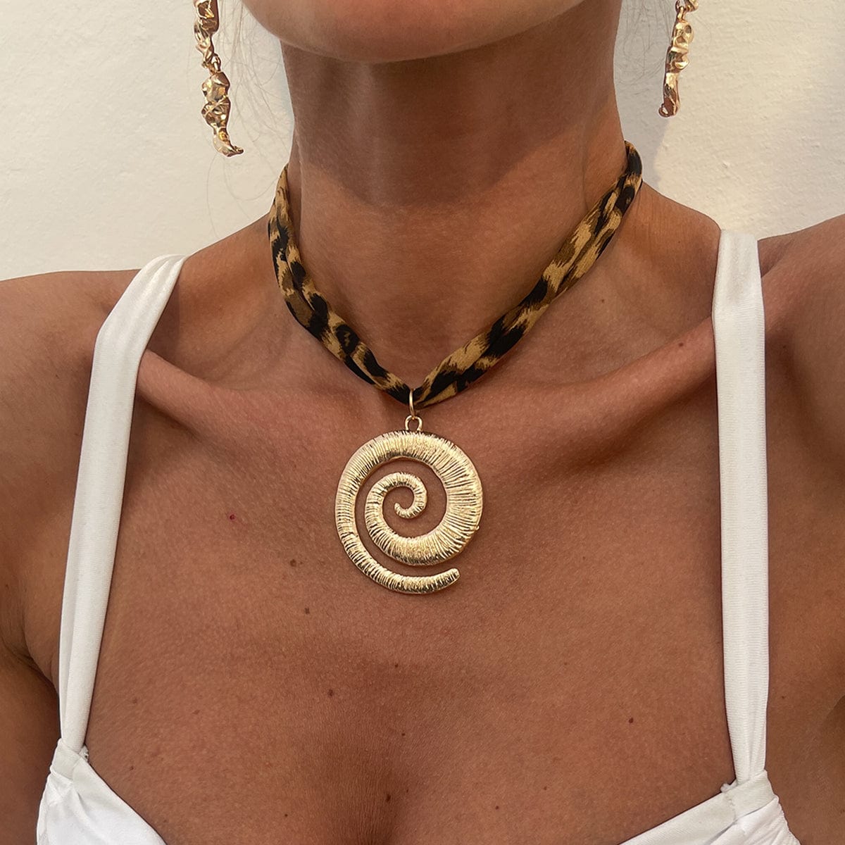 Retro Spiral Pendant Leopard Choker Necklace