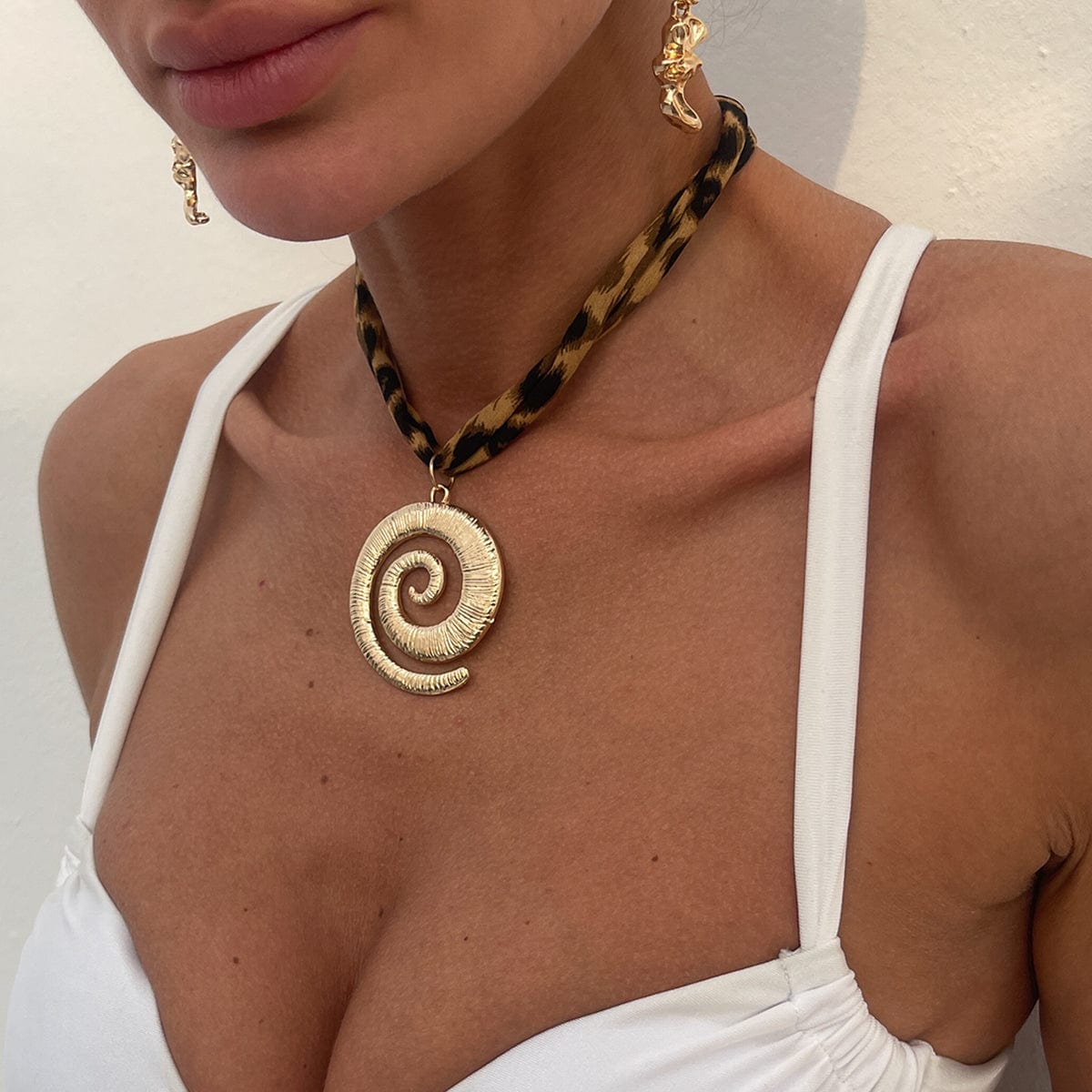 Retro Spiral Pendant Leopard Choker Necklace