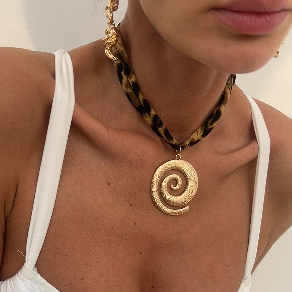 Retro Spiral Pendant Leopard Choker Necklace
