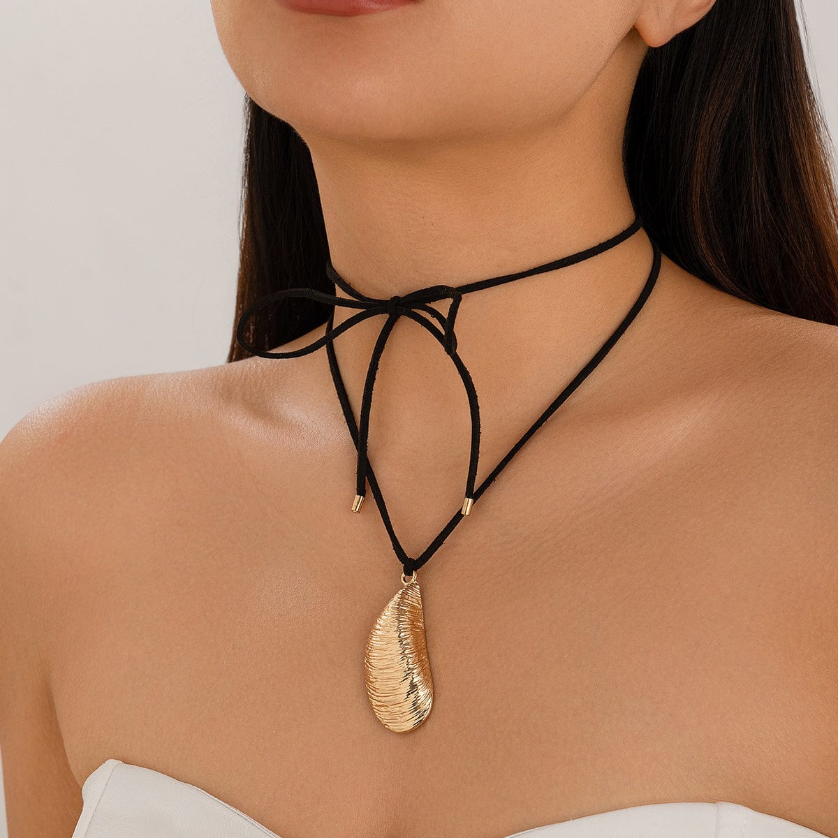 Versatile Irregular Striped Waterdrop Pendant Velvet Necklace