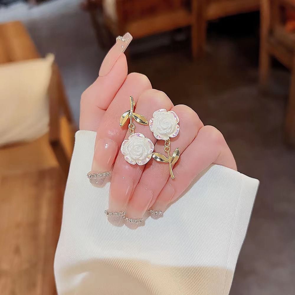 Chic Resin White Flower Dangle Earrings - ArtGalleryZen
